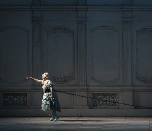 Nella Cenerentola dark di Emma Dante vincono l’alterità e la finzione la cenerentola di emma dante