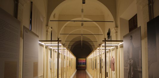 “Habitus. Indossare la libertà” a Palazzo dei Pio, Carpi. Le parole di Manuela Rossi Habitus, la mostra a carpi