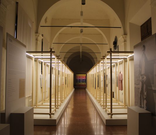 “Habitus. Indossare la libertà” a Palazzo dei Pio, Carpi. Le parole di Manuela Rossi Habitus, la mostra a carpi
