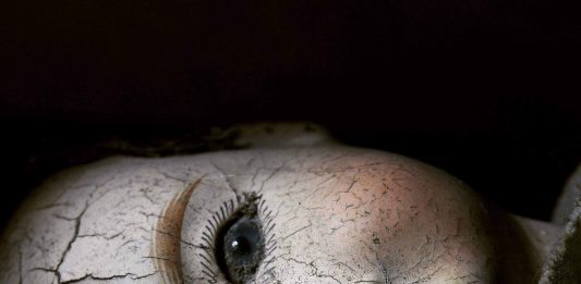 Il perturbante delle bambole: fotografie di Séléne de Condat alla Crumb Gallery