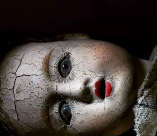 Il perturbante delle bambole: fotografie di Séléne de Condat alla Crumb Gallery