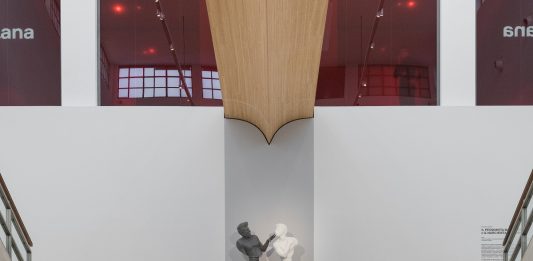 Un doppio Fedez ritratto nel marmo da Francesco Vezzoli, alla Triennale Milano