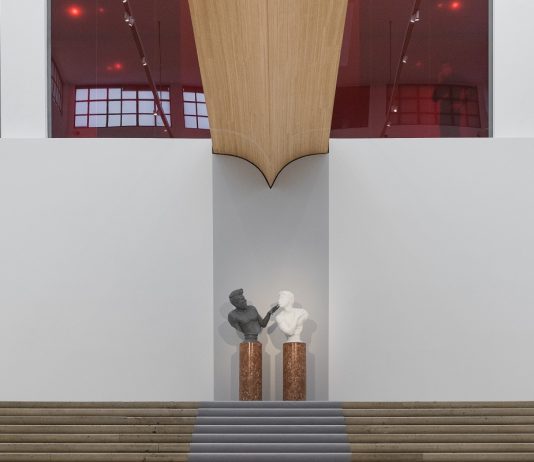 Un doppio Fedez ritratto nel marmo da Francesco Vezzoli, alla Triennale Milano