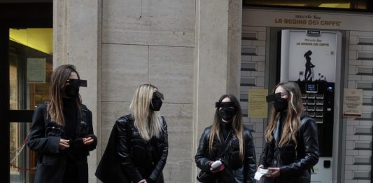 A Roma, finte multe per chi fotografa i monumenti: la performance del collettivo Guard-arte