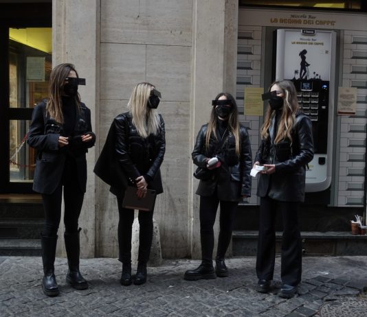 A Roma, finte multe per chi fotografa i monumenti: la performance del collettivo Guard-arte