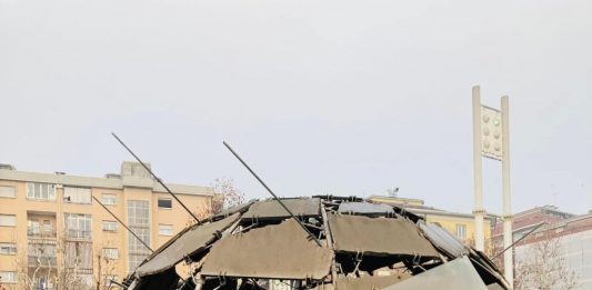 Vandalizzata con una scritta a spray l’iconica fontana Igloo di Mario Merz a Torino