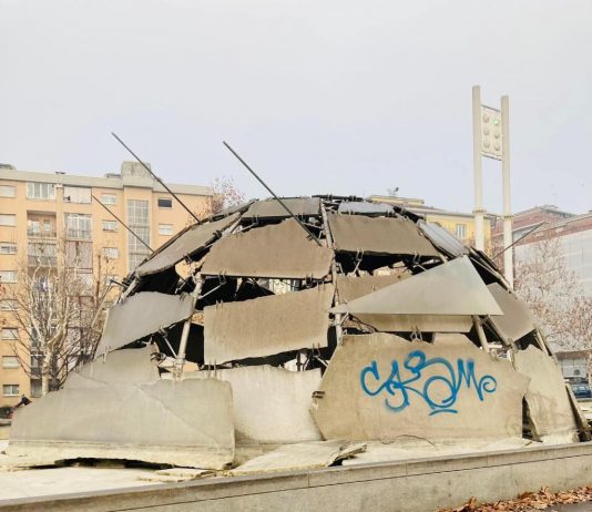 Vandalizzata con una scritta a spray l’iconica fontana Igloo di Mario Merz a Torino