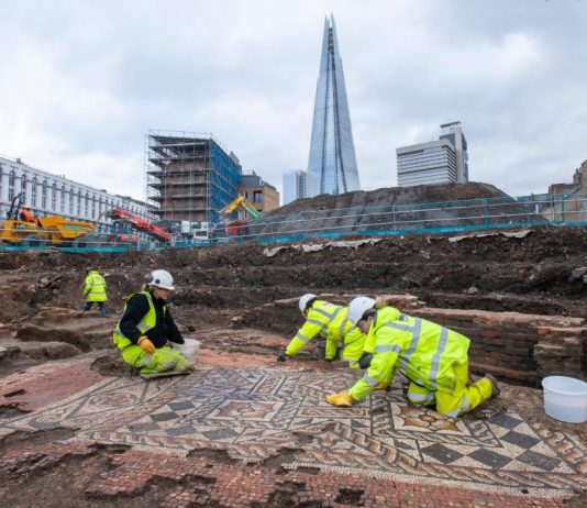 Un grande mosaico romano scoperto nel cuore della city di Londra