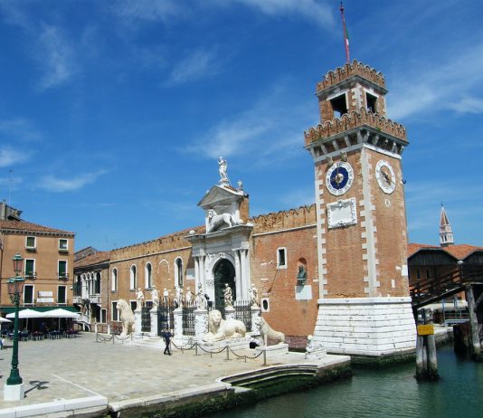 L’Arsenale di chi è? A Venezia si riaccende il dibattito tra associazioni e Comune porta di terra arsenale di venezia