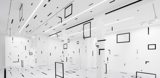 ‘Ritorno alla razionalità’: Esther Stocker alla galleria 10 A.M. ART, Milano