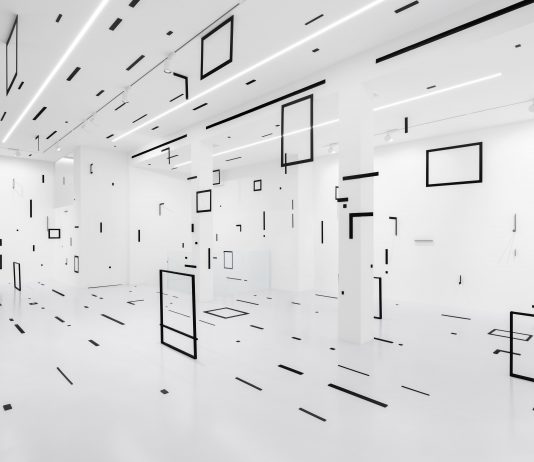 ‘Ritorno alla razionalità’: Esther Stocker alla galleria 10 A.M. ART, Milano