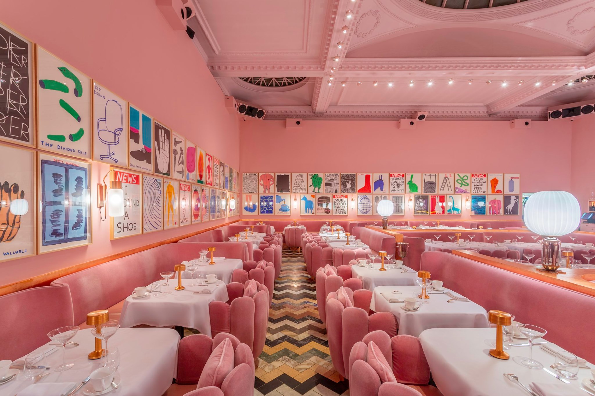 Gli interni di The Gallery nell'iconico arredamento total pink, ora radicalmente cambiato