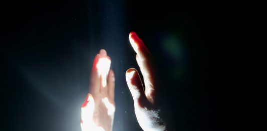 Alla ricerca dell’universalità, tra Oriente e Occidente: la performance di Gianluigi Maria Masucci