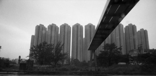 Foto dal finestrino. Gli scatti di Ettore Sottsass in mostra a Milano