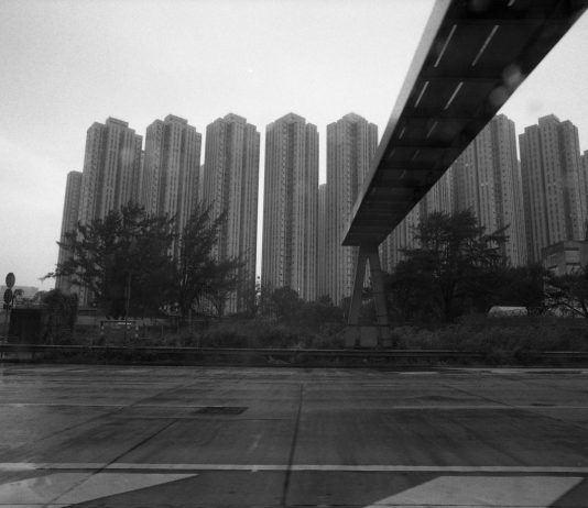 Foto dal finestrino. Gli scatti di Ettore Sottsass in mostra a Milano