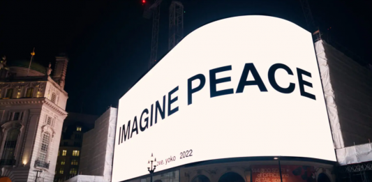 L’installazione di Yoko Ono illumina le piazze delle città IMAGINE PEACE by Yoko Ono _ London, Piccadilly Lights © CIRCA _ Photographer Daniel Adhami
