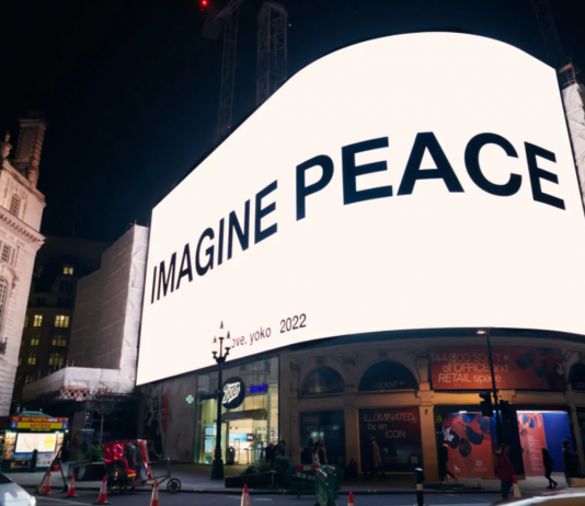 L’installazione di Yoko Ono illumina le piazze delle città IMAGINE PEACE by Yoko Ono _ London, Piccadilly Lights © CIRCA _ Photographer Daniel Adhami