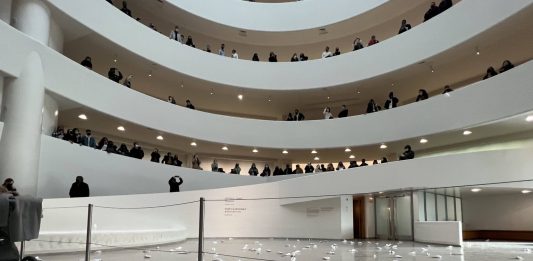 Aerei di carta al Guggenheim di New York, per la No Fly Zone sull’Ucraina