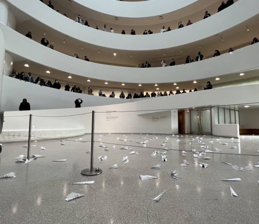 Aerei di carta al Guggenheim di New York, per la No Fly Zone sull’Ucraina