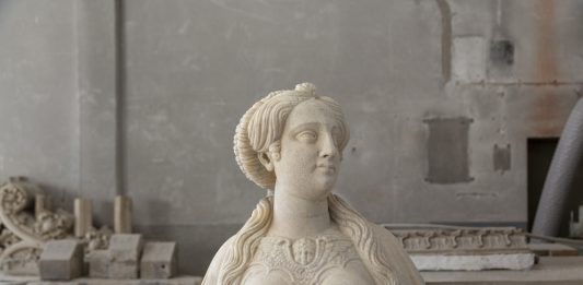 Citi Bank adotta una statua del Duomo di Milano, per finanziarne il restauro