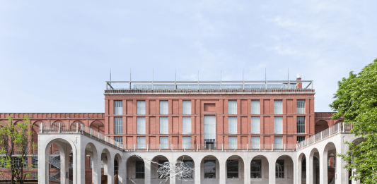 La moda e l’architettura a sostegno dell’Ucraina, da Triennale Milano ad Armani