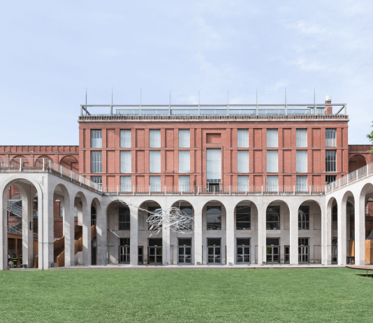 La moda e l’architettura a sostegno dell’Ucraina, da Triennale Milano ad Armani