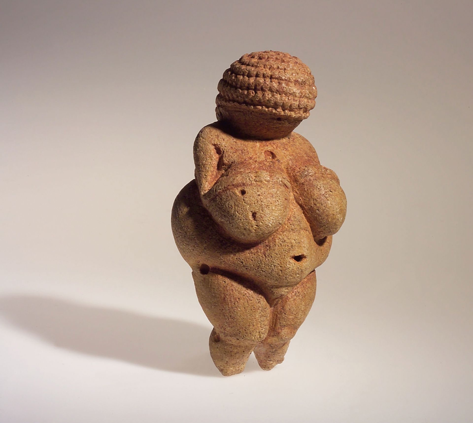 La Venere di Willendorf, anche nota come donna di Willendorf, è una statuetta di 11 cm d'altezza, scolpita in pietra calcarea