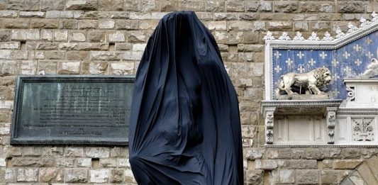 A Firenze, il David a lutto per l’Ucraina scatena le polemiche