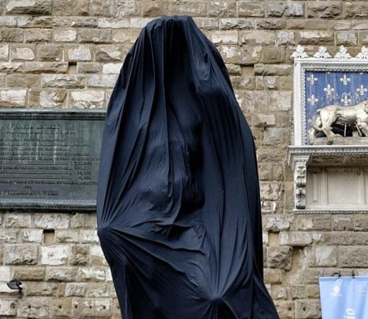 A Firenze, il David a lutto per l’Ucraina scatena le polemiche