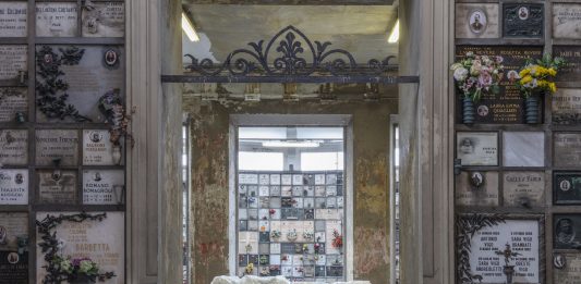 Maurizio Cattelan lascia il segno sulla Milano Art Week con due installazioni