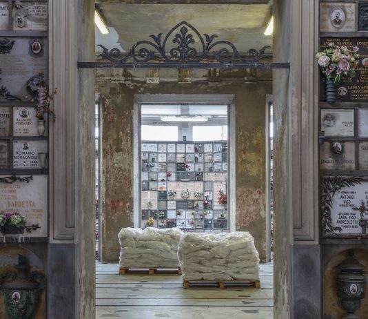 Maurizio Cattelan lascia il segno sulla Milano Art Week con due installazioni