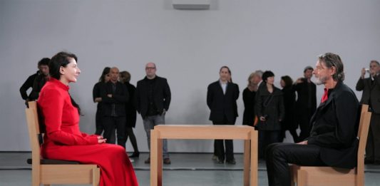 Un’iconica performance di Marina Abramovic all’asta per l’Ucraina