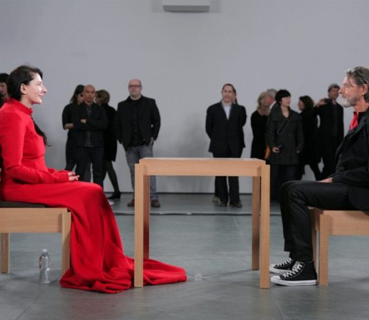 Un’iconica performance di Marina Abramovic all’asta per l’Ucraina