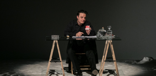 La scrittura iridescente di Jan Fabre: The Night Writer al Sannazaro di Napoli