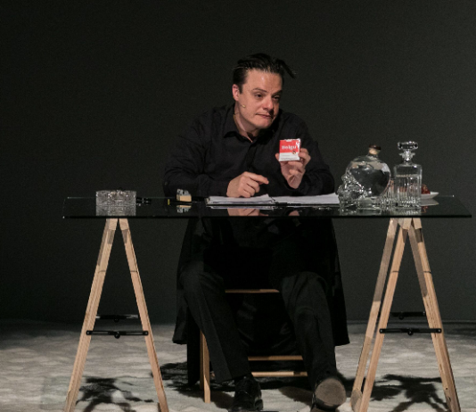 La scrittura iridescente di Jan Fabre: The Night Writer al Sannazaro di Napoli