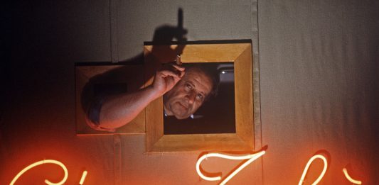 Brass mon amour: al Photolux festival di Lucca la mostra dedicata a Tinto Brass Tinto Brass sul set di Snack Bar Budapest, ph. Gianfranco Salis © Archivio Tinto Brass