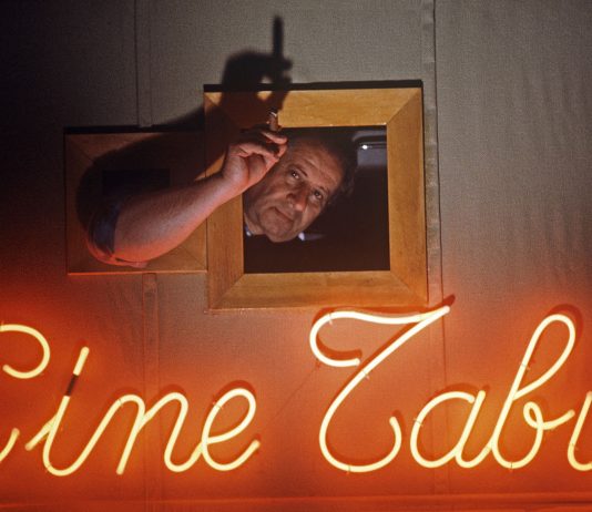 Brass mon amour: al Photolux festival di Lucca la mostra dedicata a Tinto Brass Tinto Brass sul set di Snack Bar Budapest, ph. Gianfranco Salis © Archivio Tinto Brass