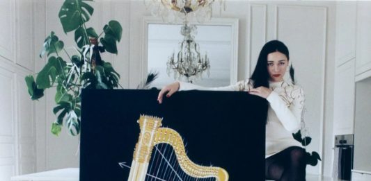 Valentino On Canvas: la borsa Valentino Garavani One Stud diventa un’opera d’arte