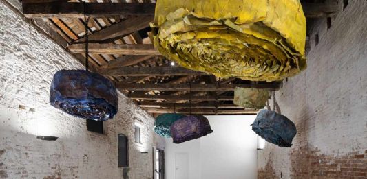 Rose di lamiera e labirinti del tempo: a Venezia, la mostra di Francesca Leone