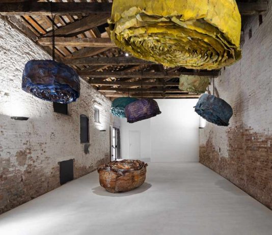 Rose di lamiera e labirinti del tempo: a Venezia, la mostra di Francesca Leone