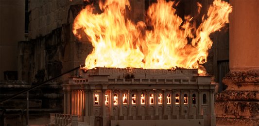 Perché dare fuoco a un teatro, cosa, come, quando. Intervista ad Austin Camilleri