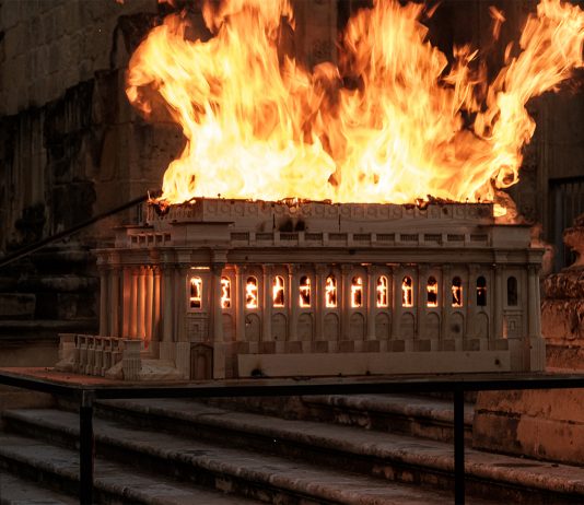 Perché dare fuoco a un teatro, cosa, come, quando. Intervista ad Austin Camilleri