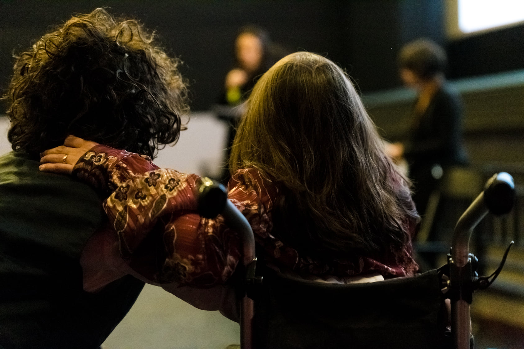 Diana Anselmo e Chiara Bersani, parte dell'associazione Al.Di. Qua Artists, fotografate di spalle, in un abbraccio (Ph: Annamaria )