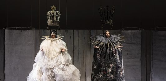 Un incontro ai vertici al Teatro dell’Elfo, per la favola nera di Edipo Re