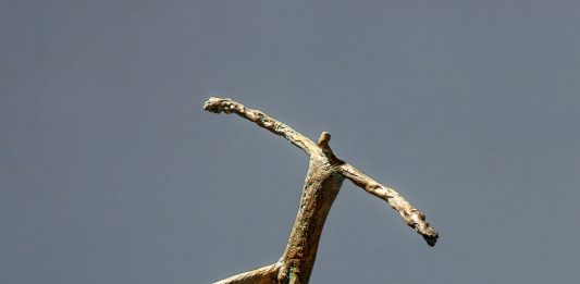 Sculture e tempere a mezz’aria: Gianlorenzo Gasperini alla Galleria Jannone