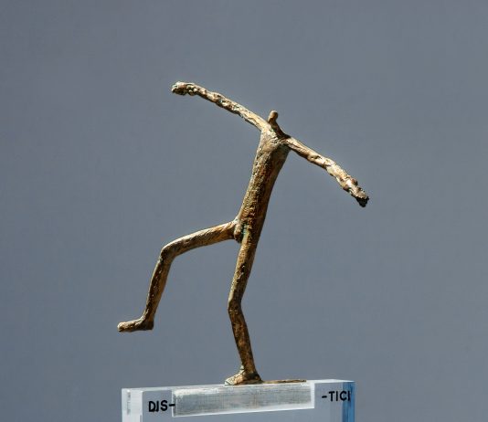 Sculture e tempere a mezz’aria: Gianlorenzo Gasperini alla Galleria Jannone