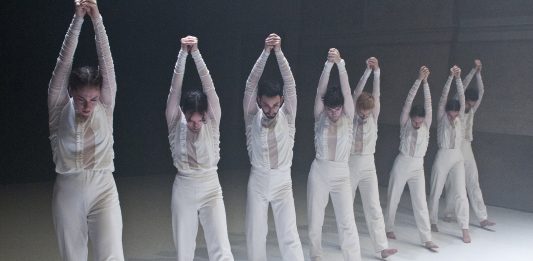 Otto corpi Nella White Room innevata di Adriano Bolognino