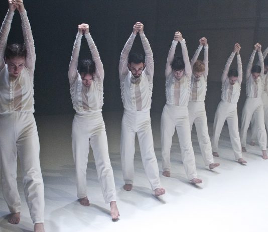 Otto corpi Nella White Room innevata di Adriano Bolognino