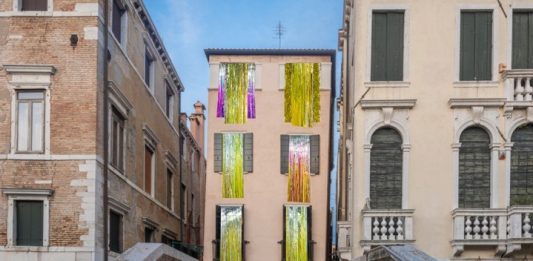 Daniel González x exibart: un velo danzante per illuminare la Biennale di Venezia