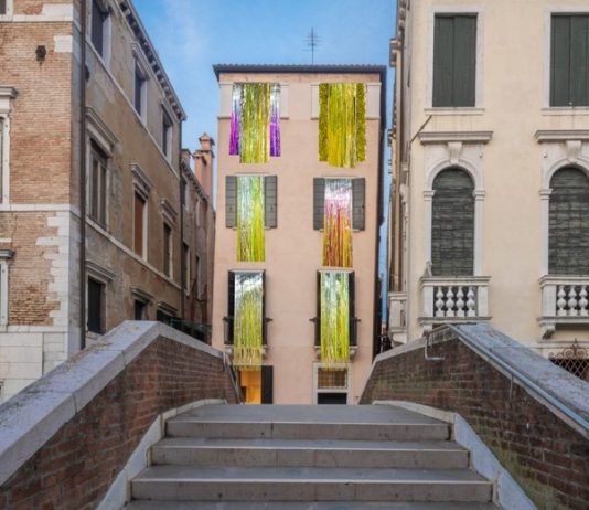 Daniel González x exibart: un velo danzante per illuminare la Biennale di Venezia